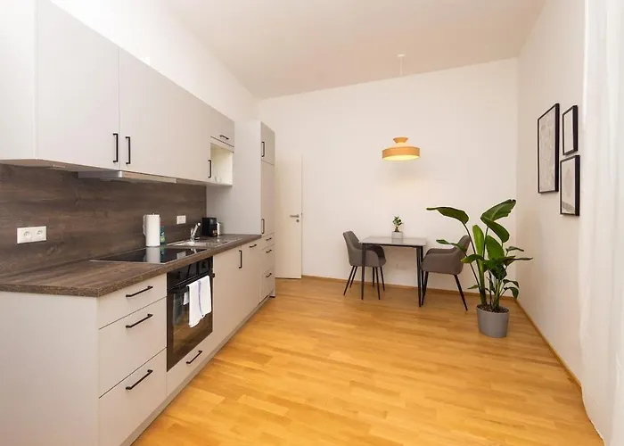 Modern With Garden & Connection דירה